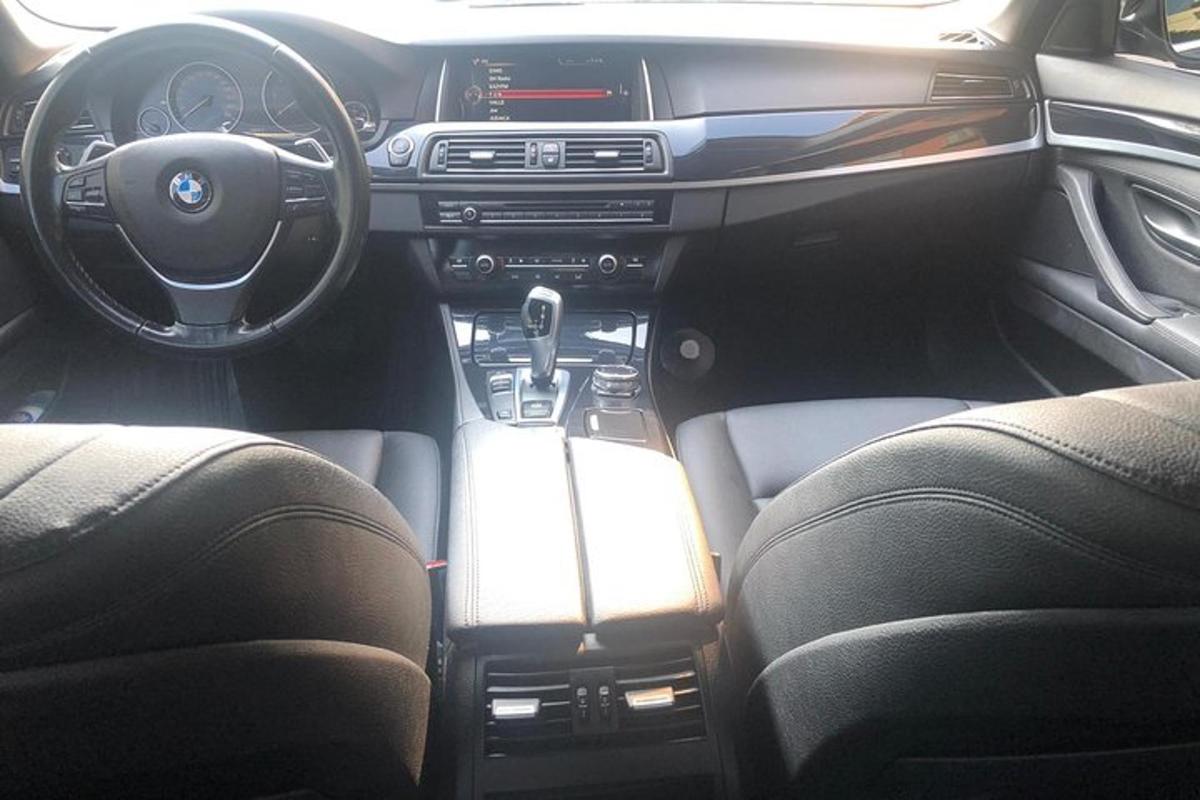 pohled na interiér vozu BMW