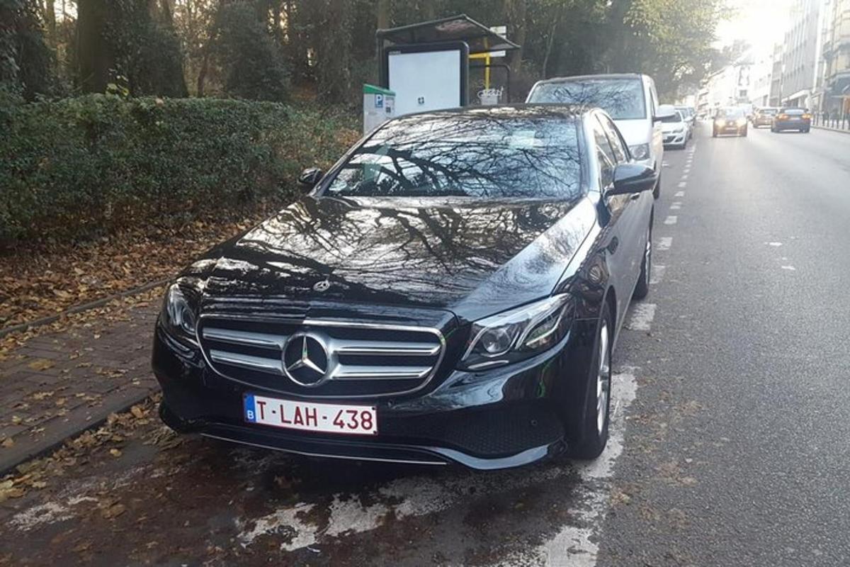 un cotxe negre aparcat a la vora d'un carrer