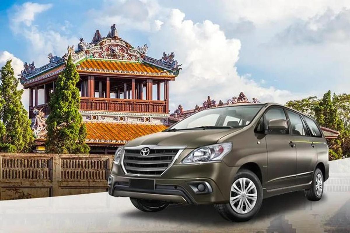một chiếc xe màu bạc đỗ trước một tòa nhà