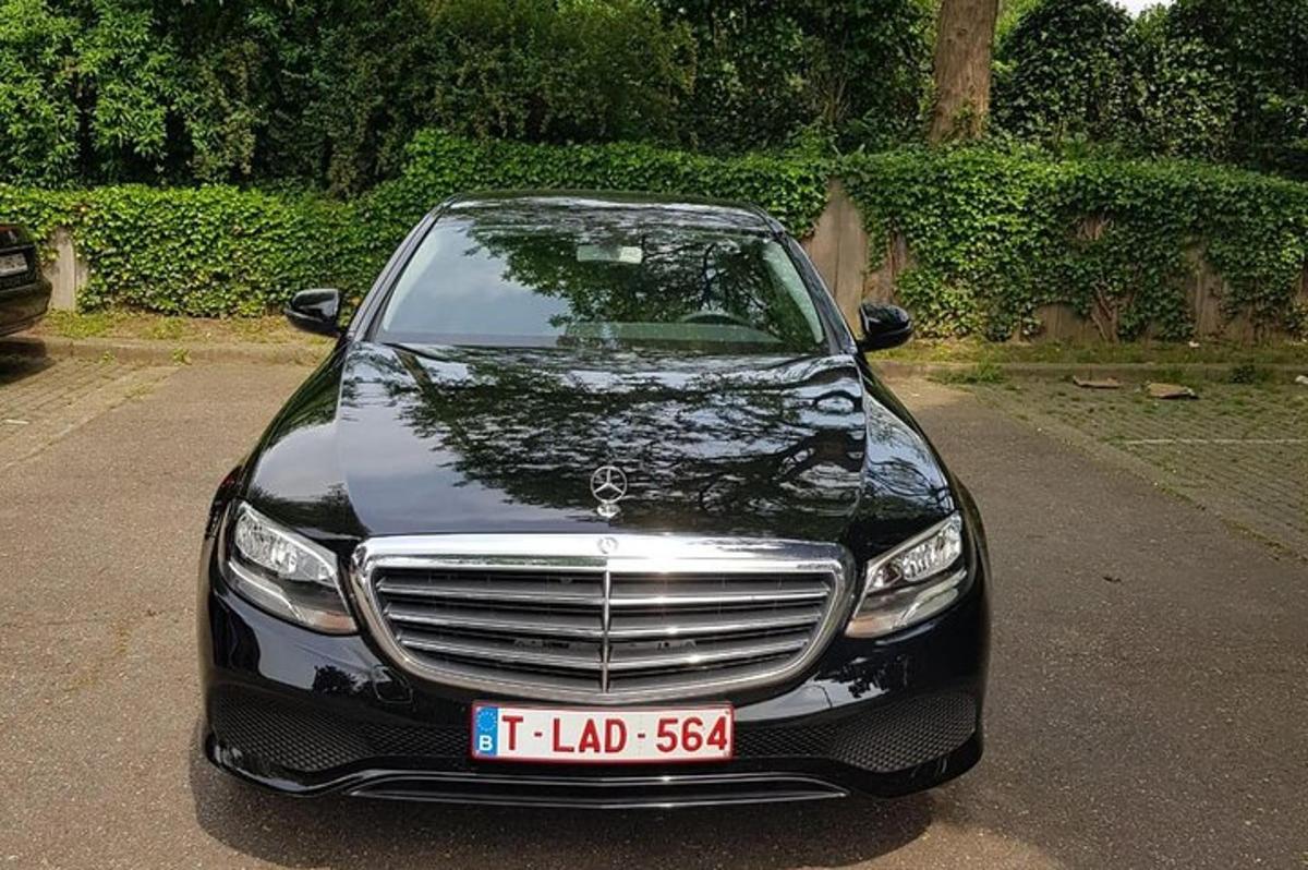 musta auto on pysäköity pihatielle