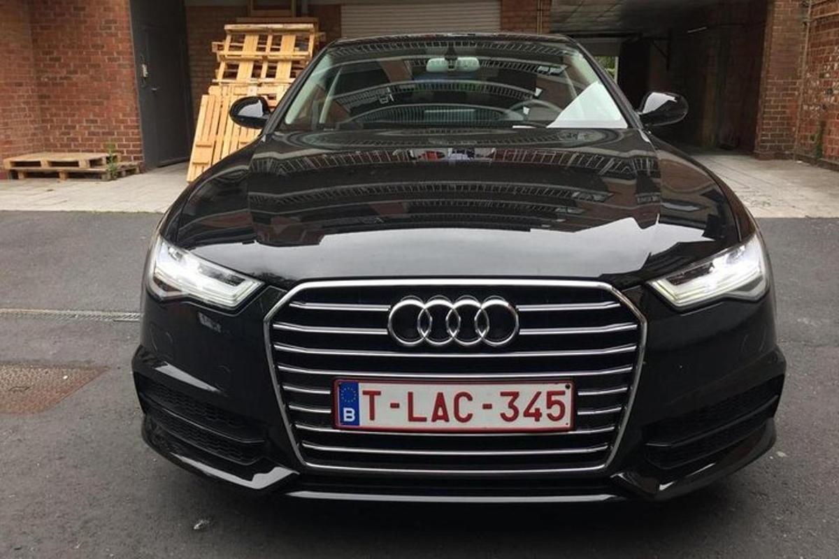 un cotxe Audi negre aparcat en un garatge