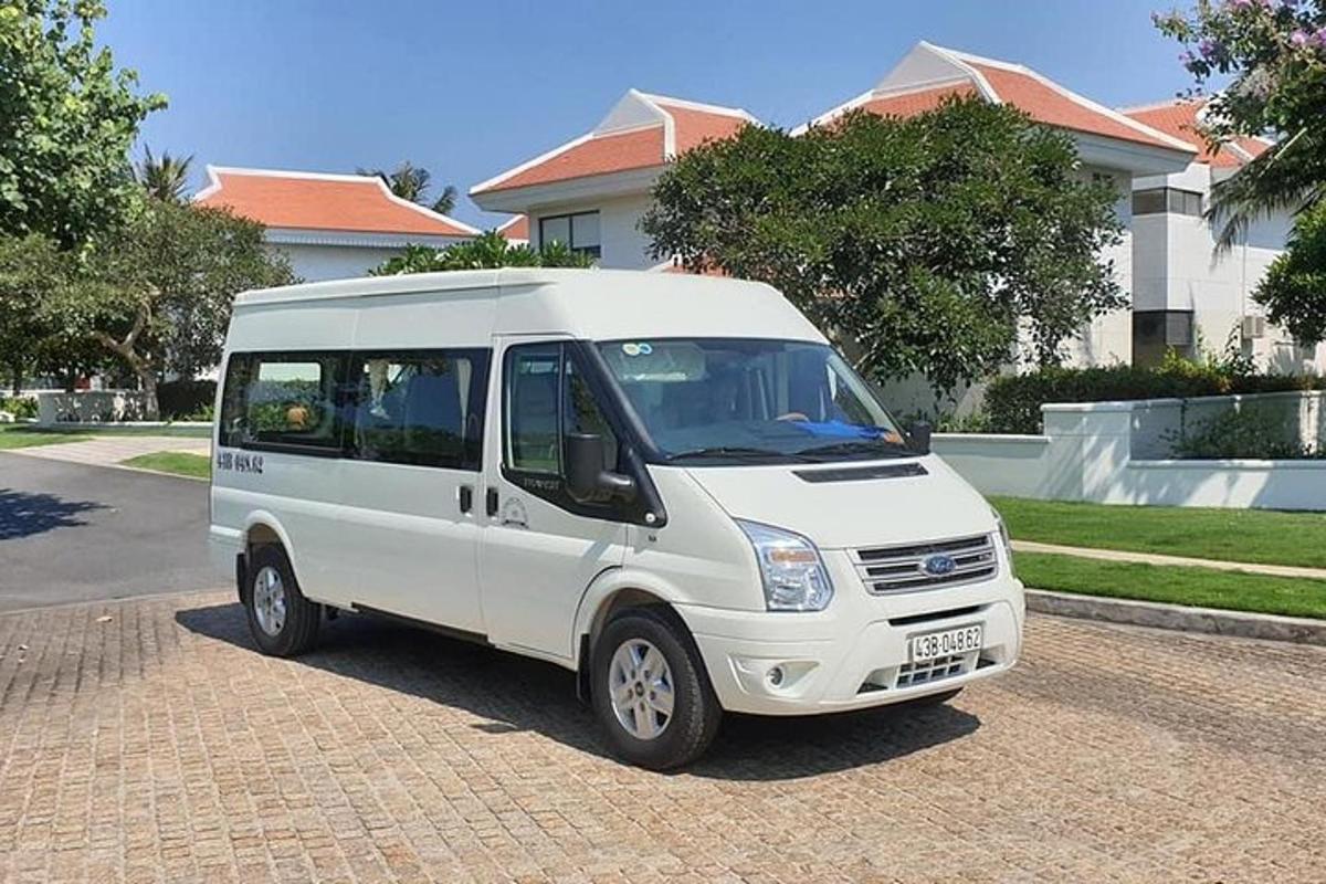 một chiếc xe tải màu trắng đỗ trước một ngôi nhà