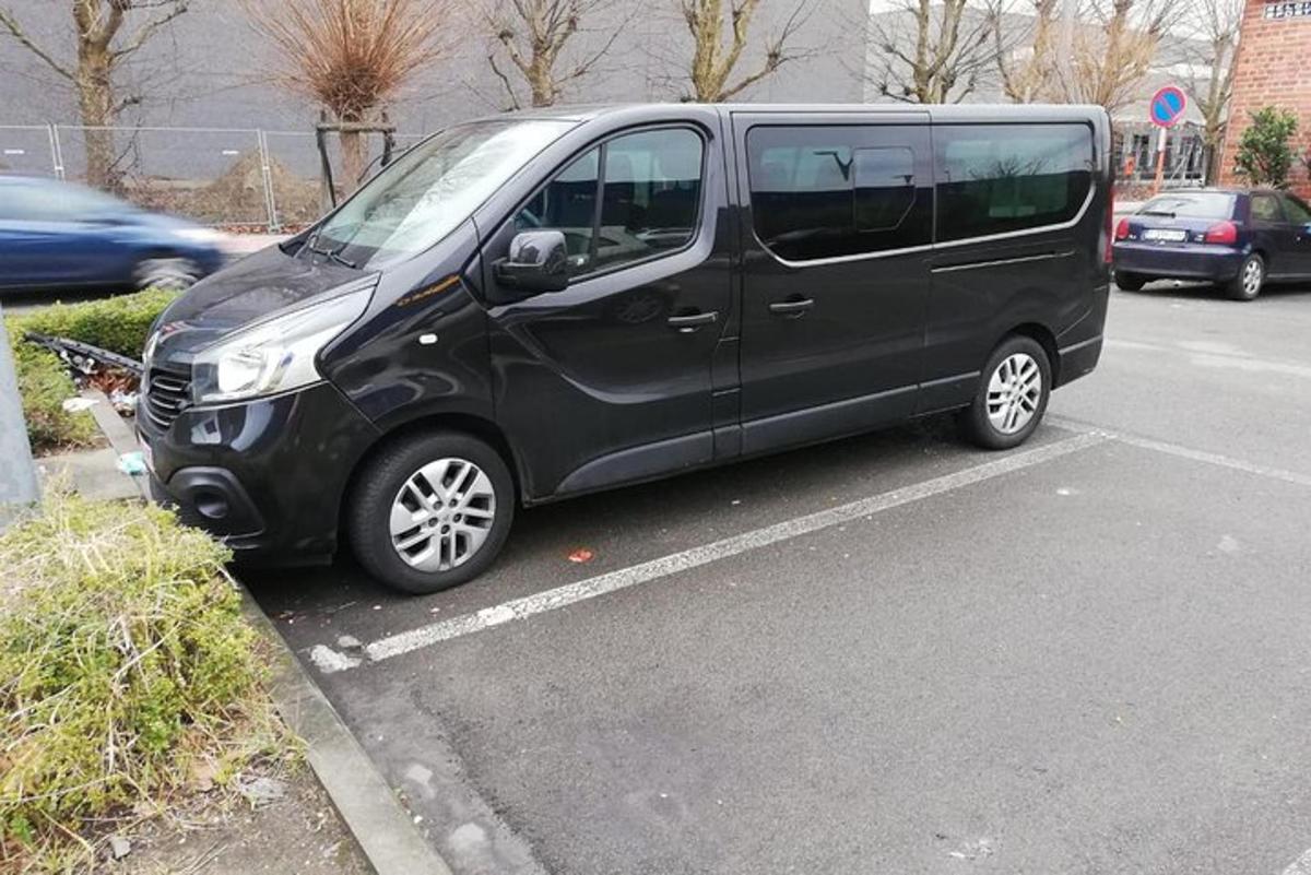 駐車場に駐車された黒いバン