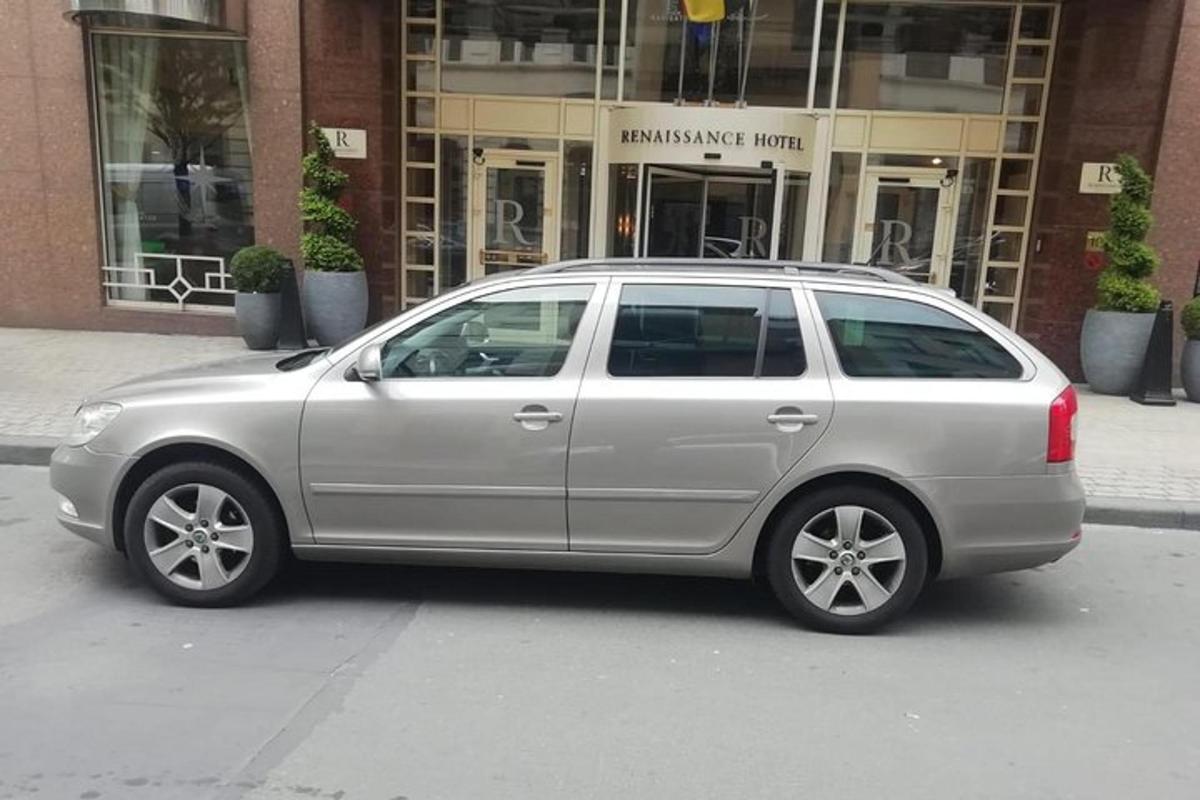 um carro prateado estacionado na beira de uma rua