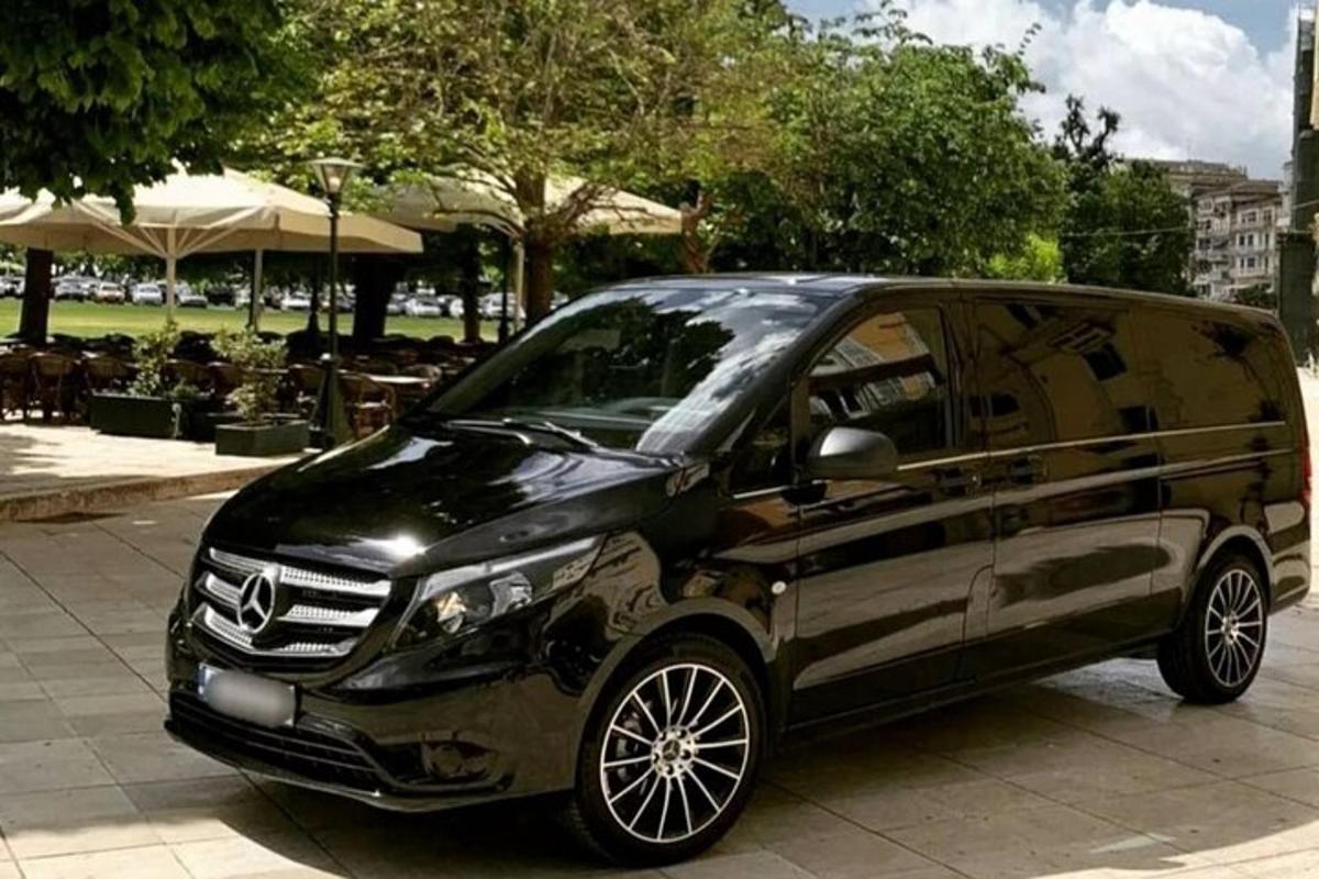 một chiếc xe tải màu đen đang đỗ trên vỉa hè
