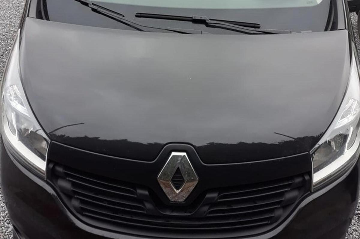 detailný záber na prednú časť bieleho auta