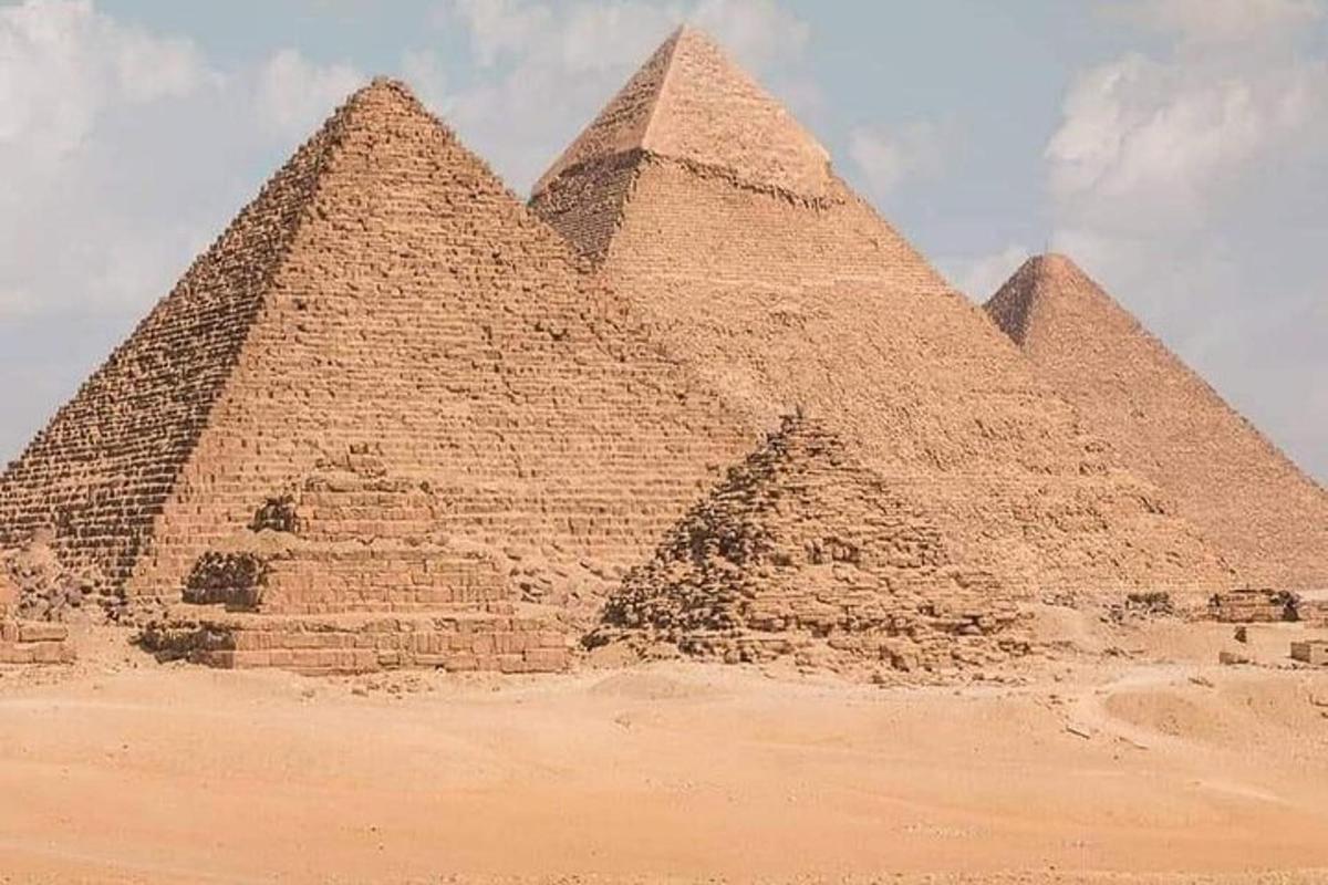 um grupo de pirâmides no deserto