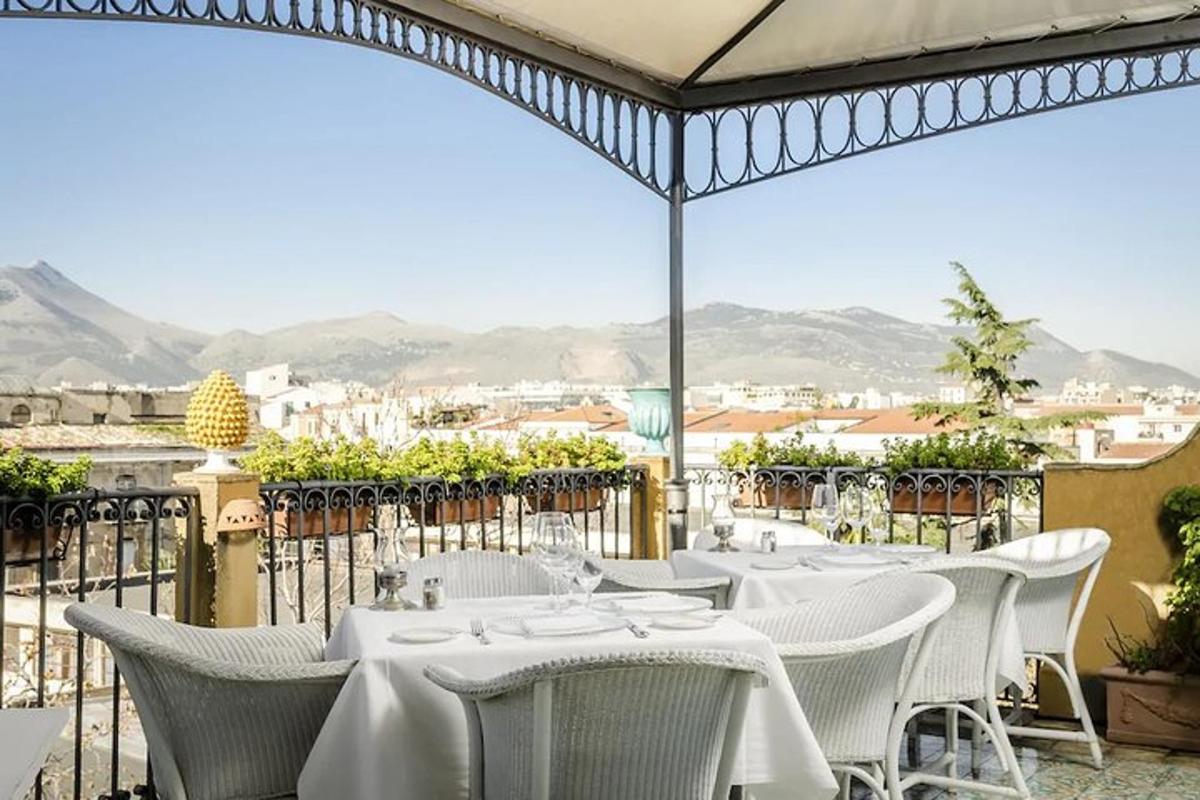 restauracja z białymi stołami i krzesłami na balkonie