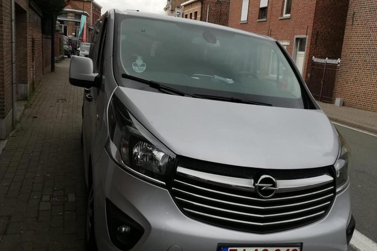 stříbrné auto zaparkované na kraji ulice