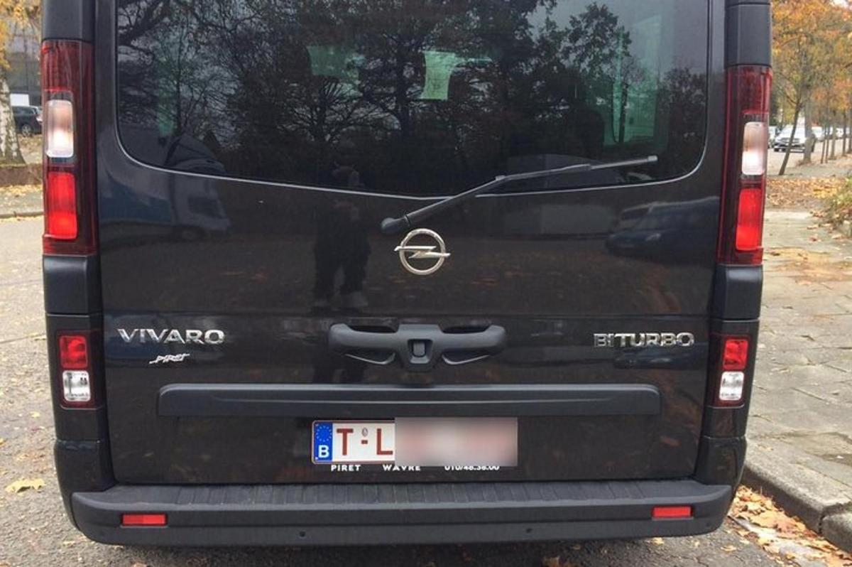 egy fekete furgon parkolt az utcán nyitott ajtóval