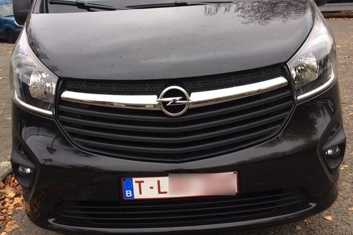 egy fekete autó elölnézete rendszámtáblával