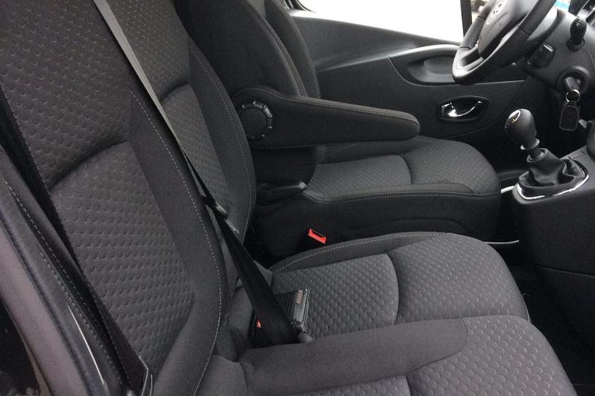 detailní záběr na zadní sedadla auta