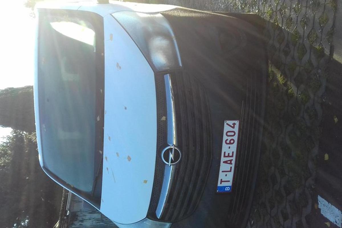 zpětné zrcátko auta s cedulí na něm