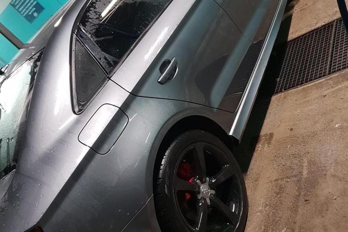 um carro prateado estacionado em um estacionamento