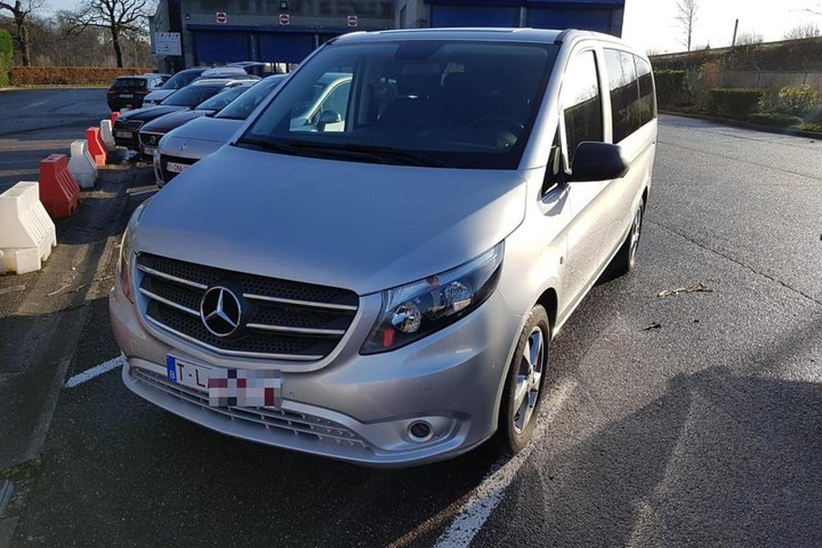 stříbrná dodávka Mercedes zaparkovaná na parkovišti