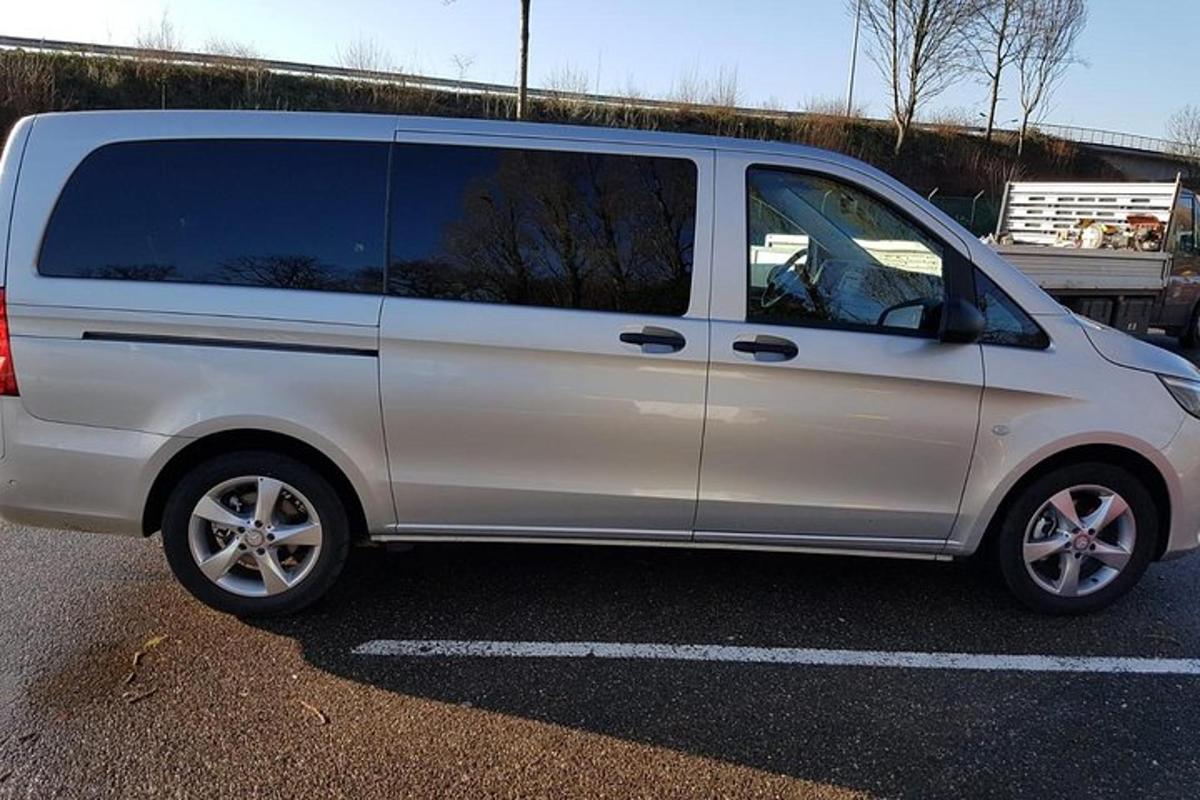 en hvit varebil parkert på en parkeringsplass
