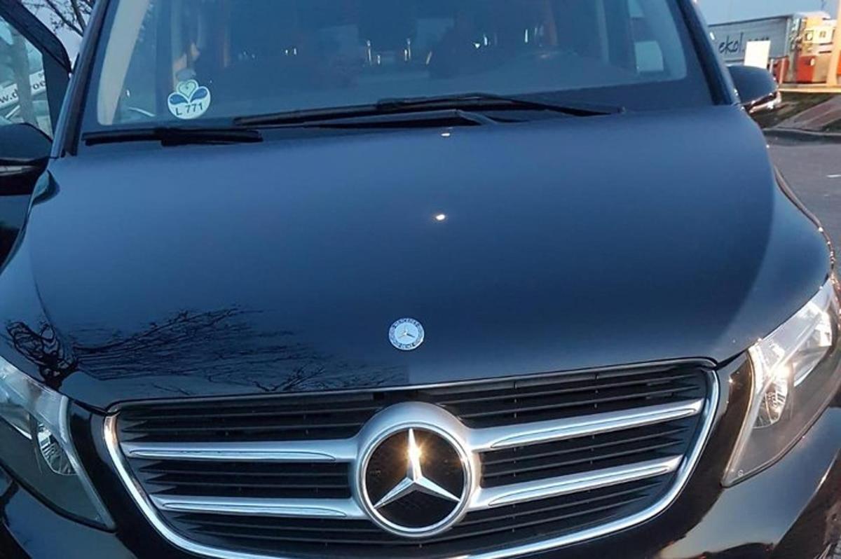 sebuah kereta mercedes benz diletakkan di tempat letak kereta
