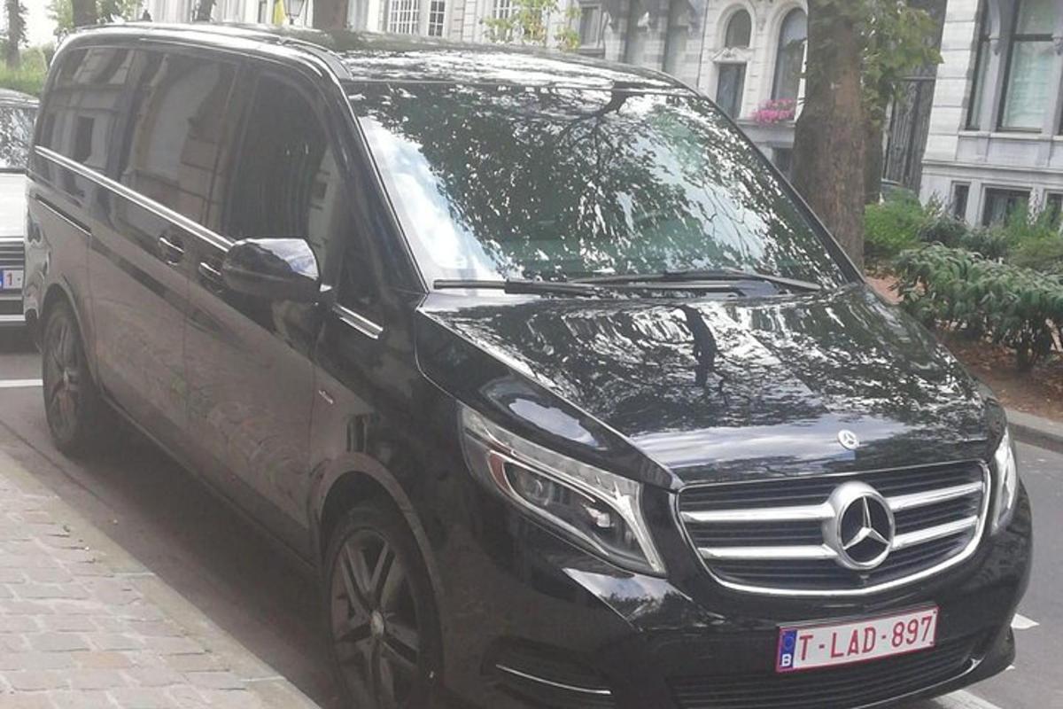un cotxe negre aparcat a la vora d'un carrer