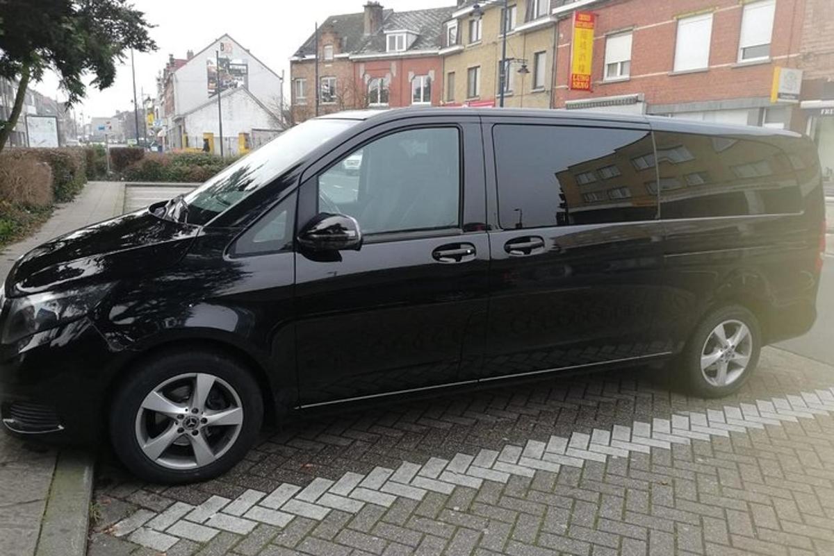 sebuah van hitam diletakkan di tepi jalan