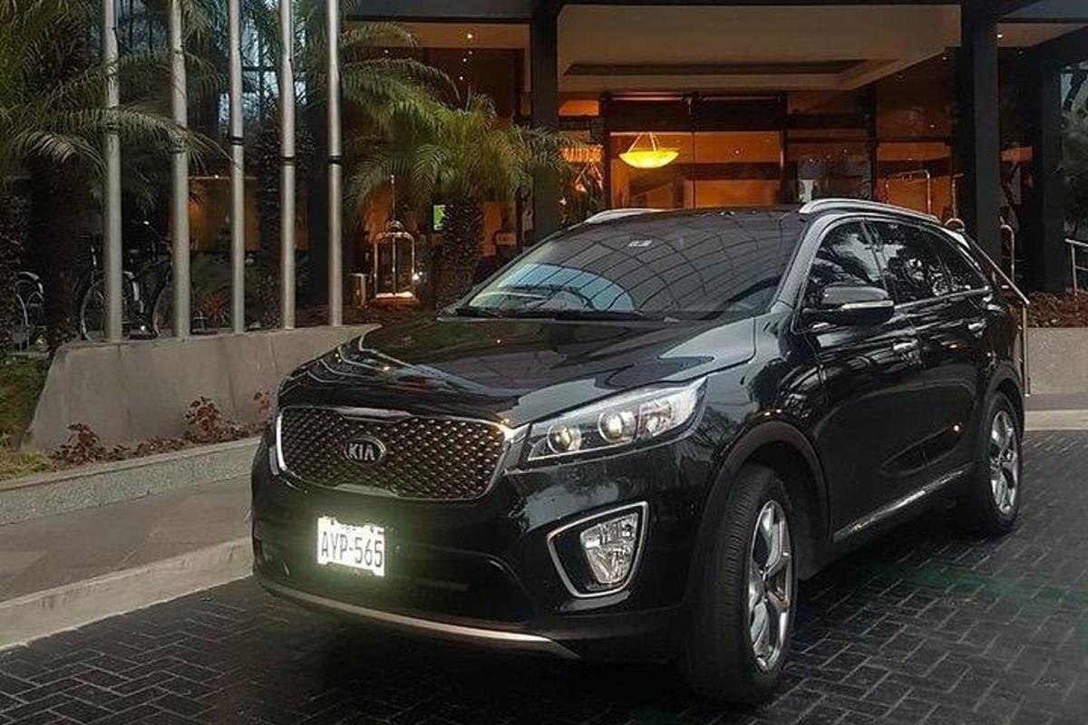 Un coche negro aparcado delante de un edificio