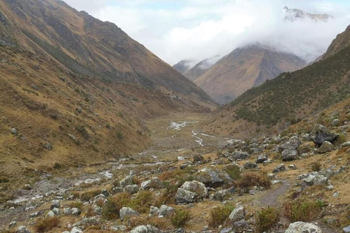 una valle di montagna con un fiume nel mezzo