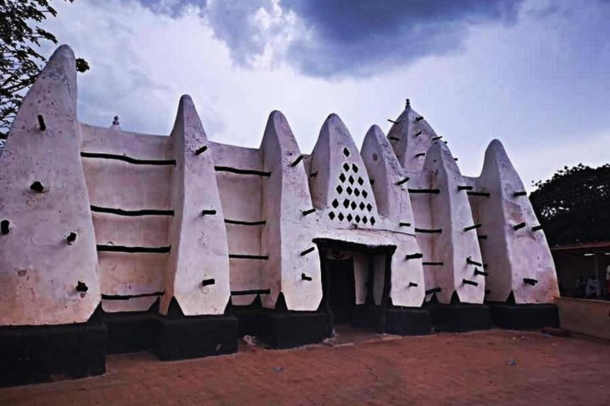 Un edificio blanco con una valla alrededor.