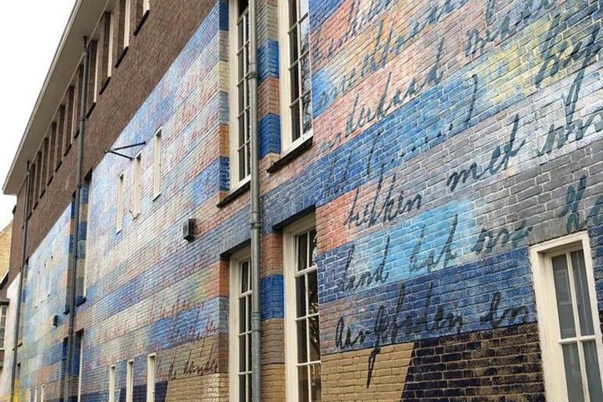 cihlová budova s graffiti na boku