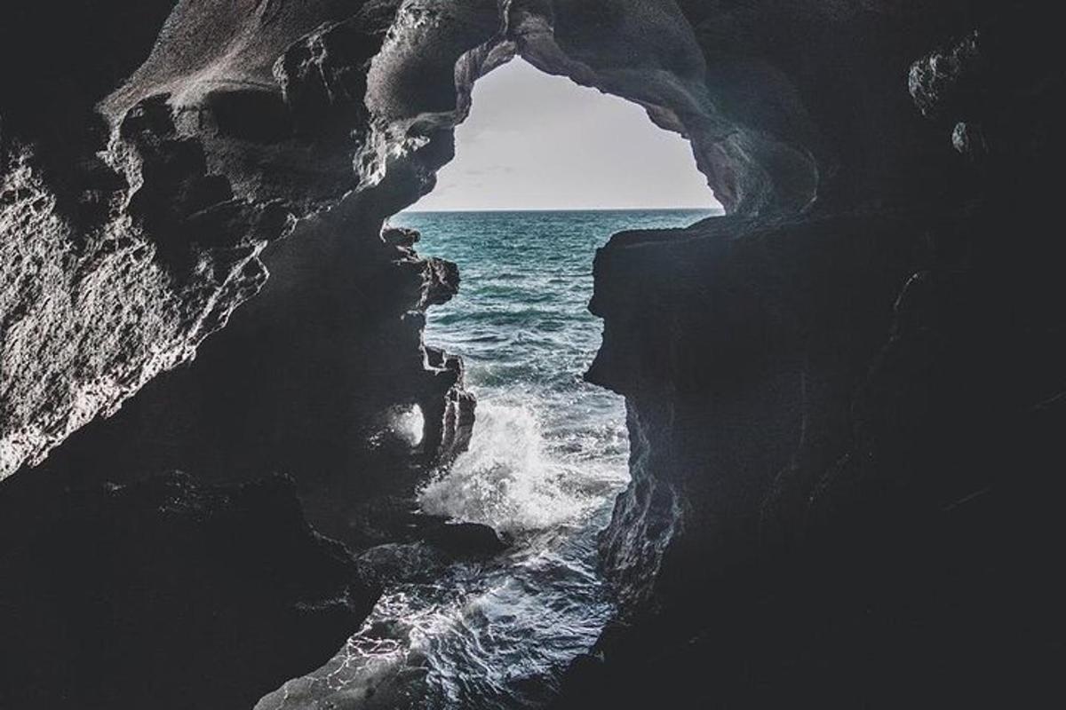 une vue sur l'océan depuis une grotte