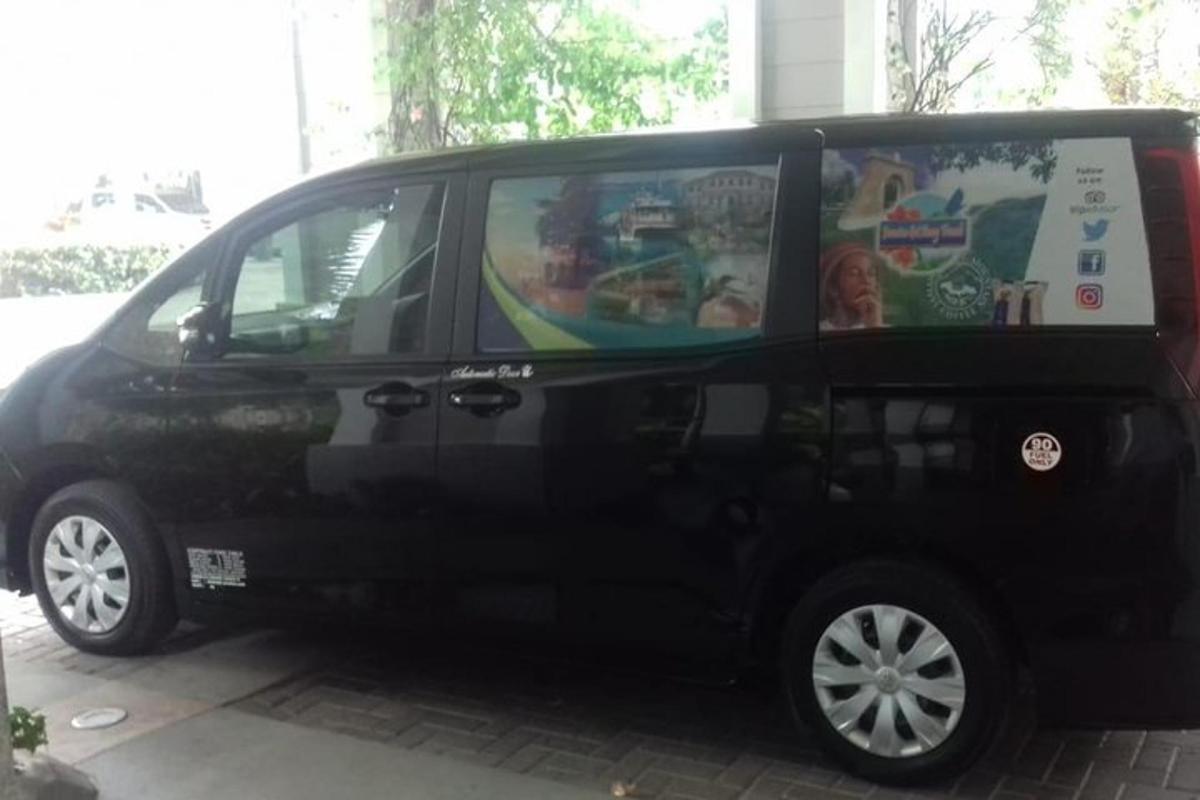 Na parkovišti parkuje černá dodávka