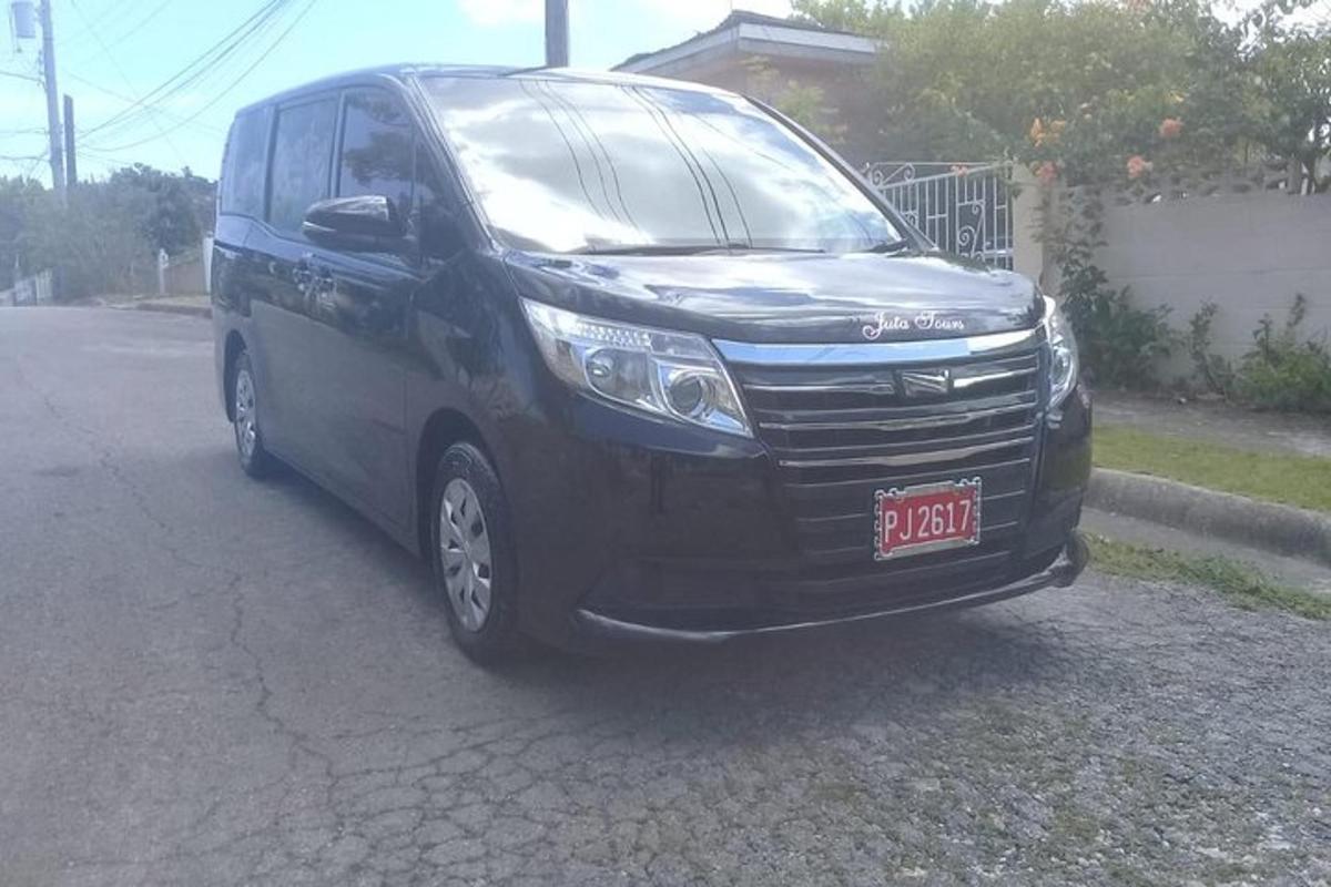 Na ulici parkuje černá dodávka