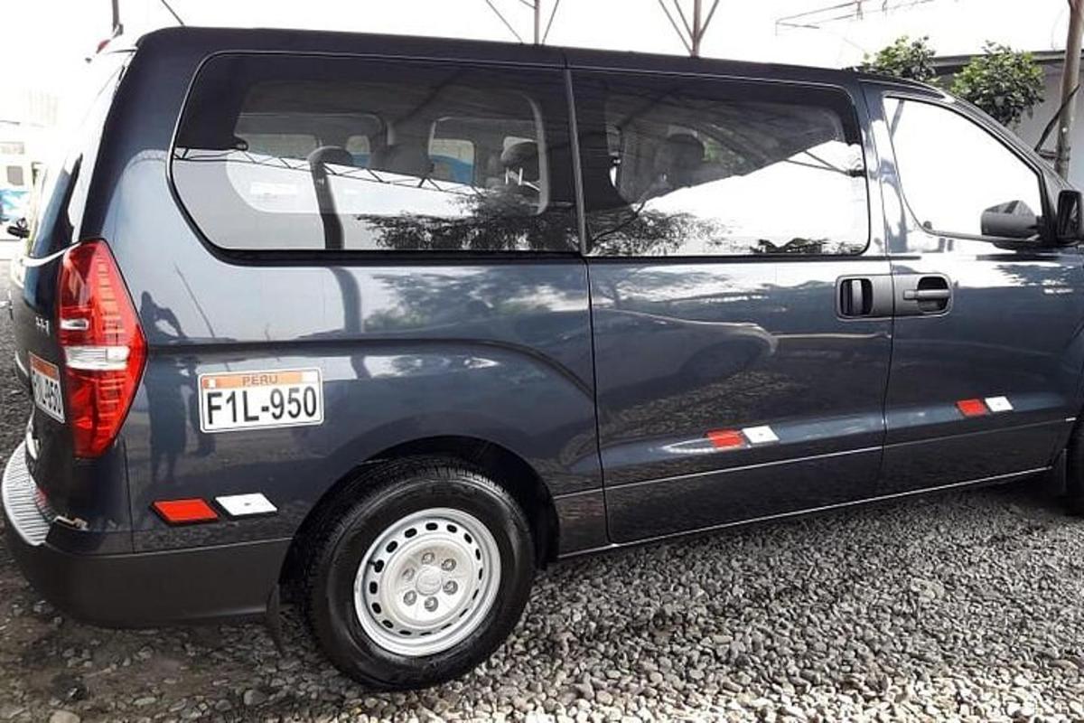 modré auto zaparkované na parkovišti