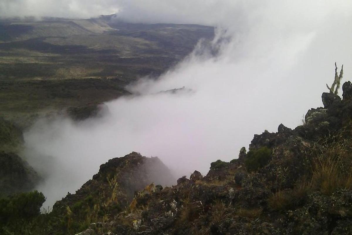 útsýni yfir þokukenndan dal af fjalli
