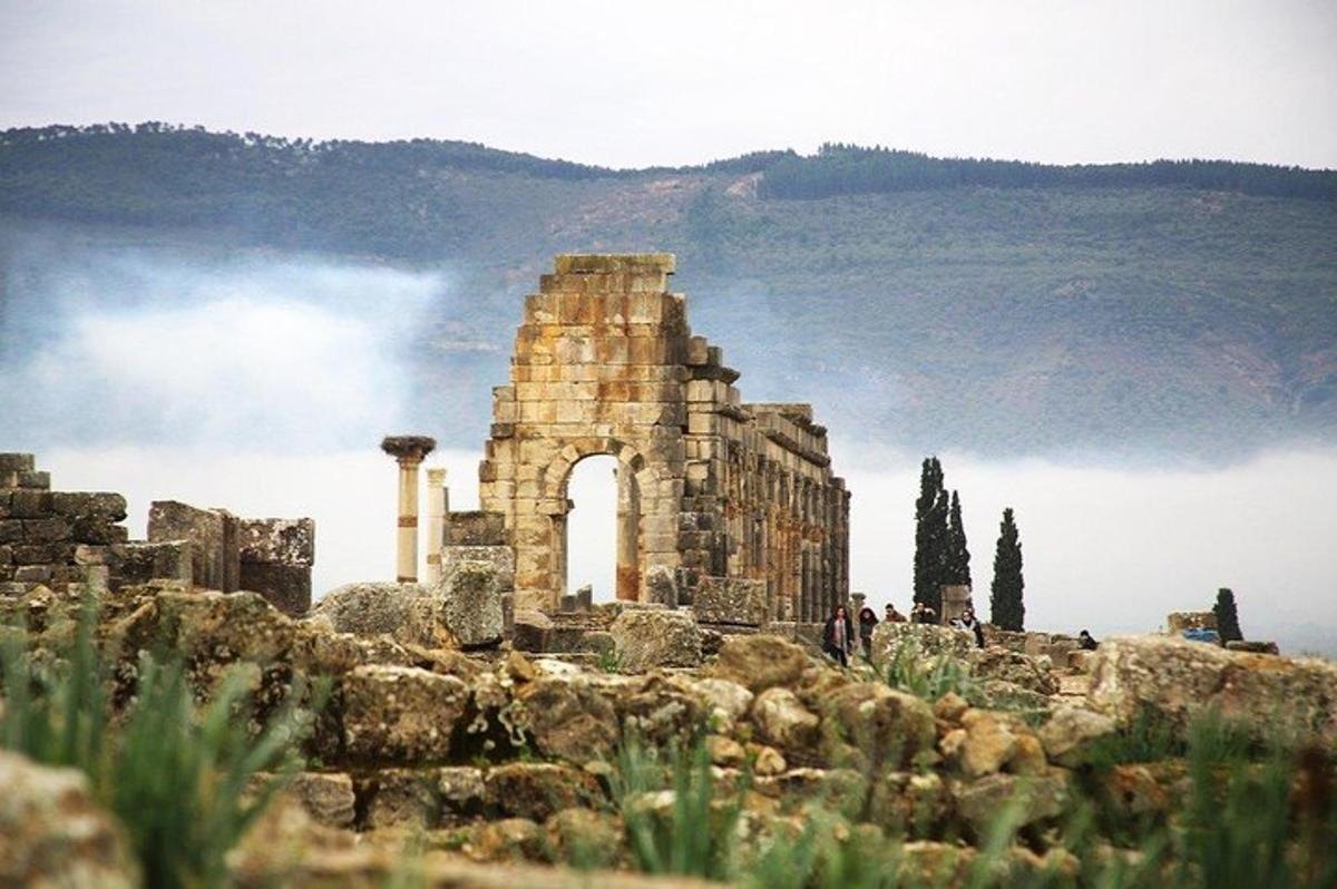 ένα αρχαίο κτίριο στην κορυφή ενός λόφου