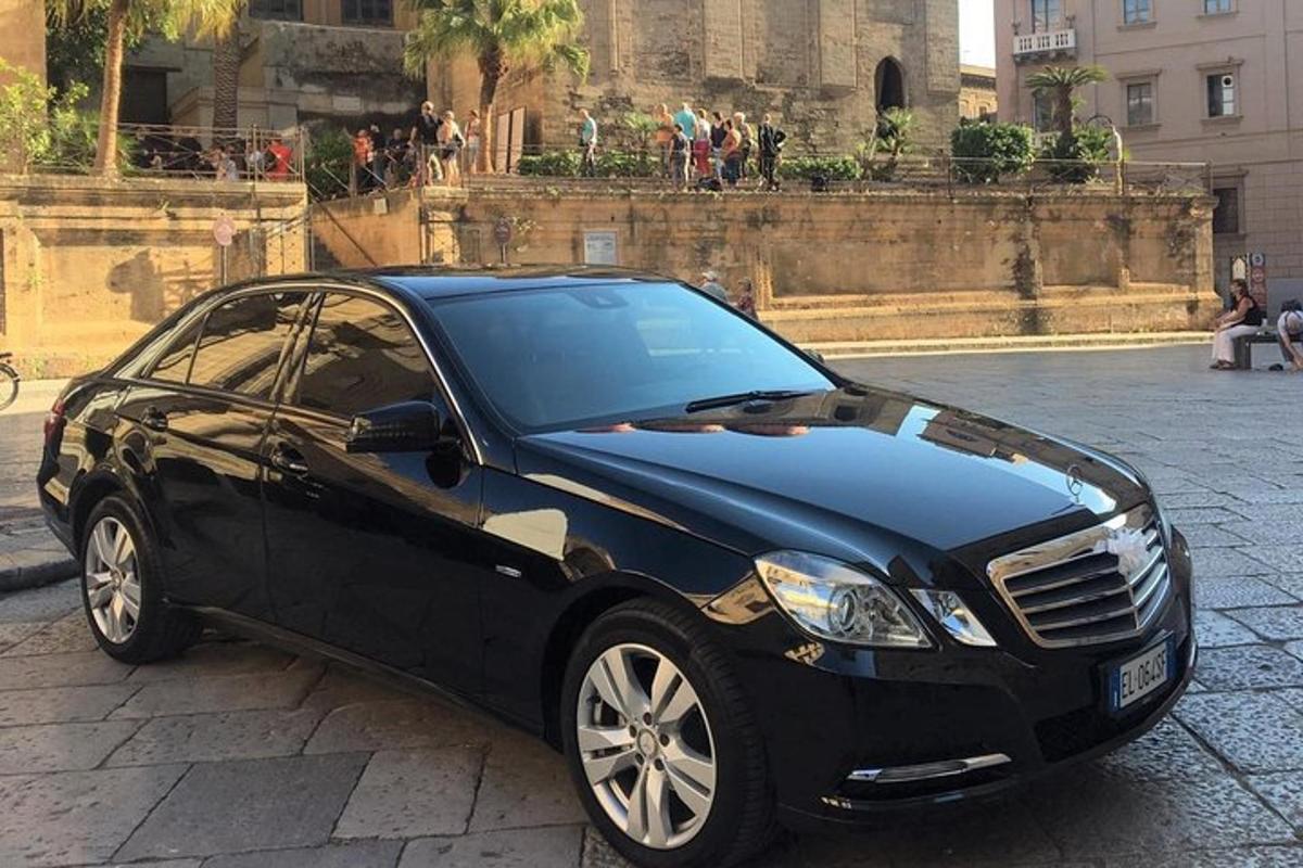 černé auto zaparkované před budovou