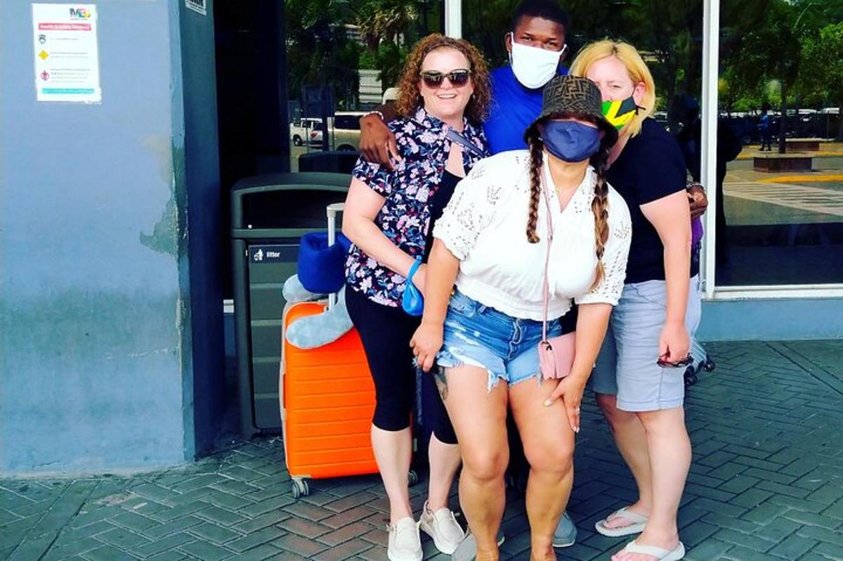 un grup de dones dempeus davant d'una botiga