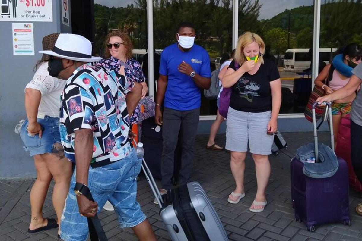 un grup de persones dempeus fora d'un aeroport