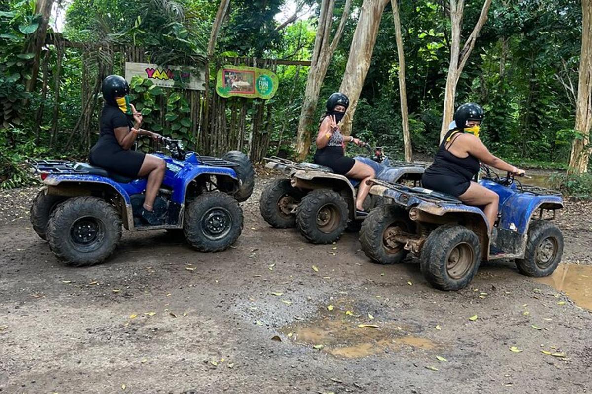 tre persone in sella a quad nella foresta
