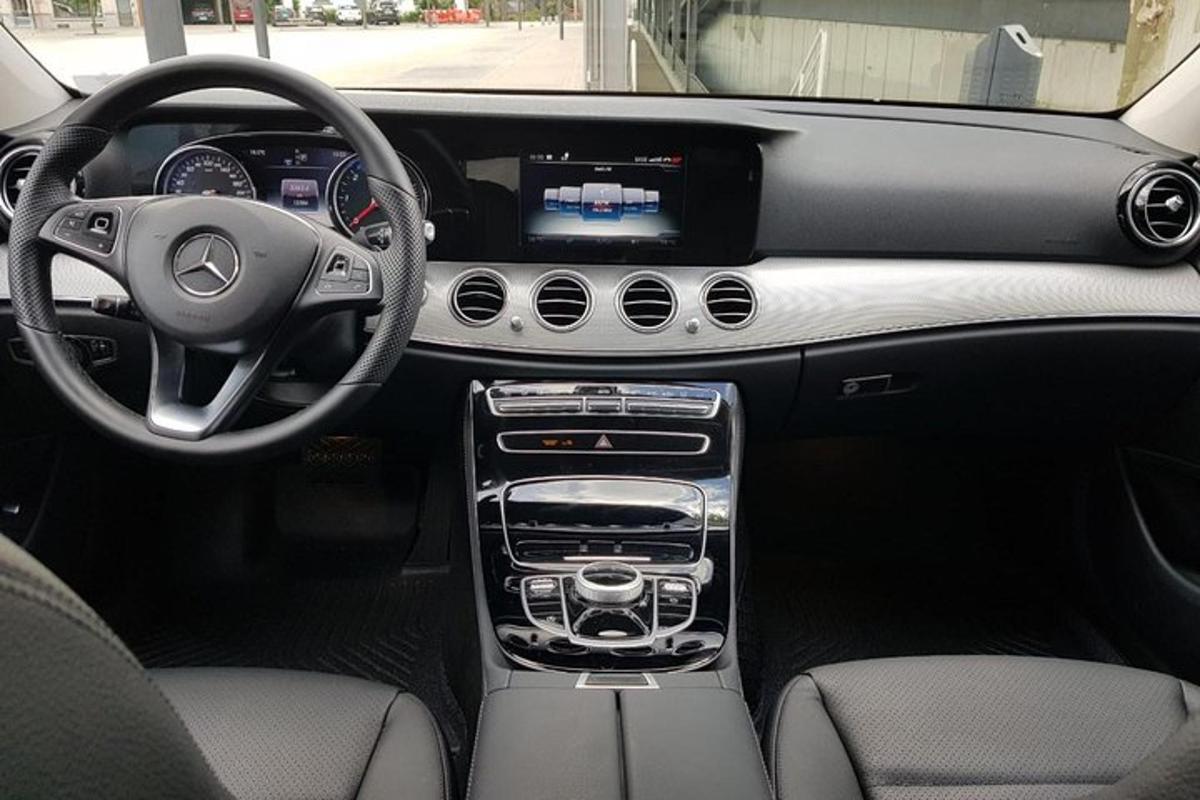 vaade Mercedes-Benzi auto armatuurlauale