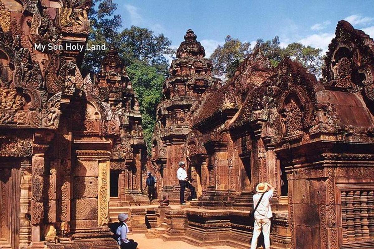 un grup de persones dempeus davant d'un temple