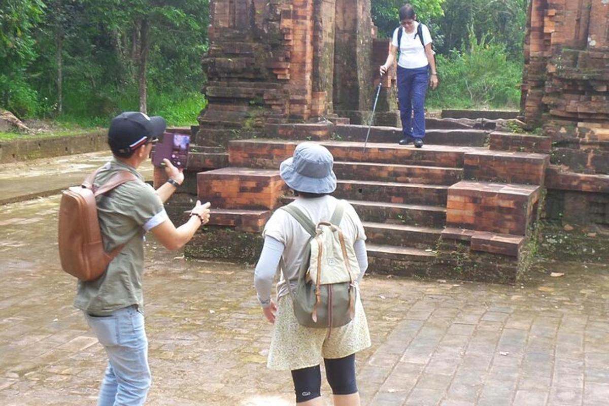 dues persones dempeus davant d'un temple
