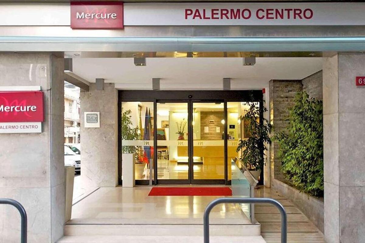 uma entrada para um edifício com uma porta giratória