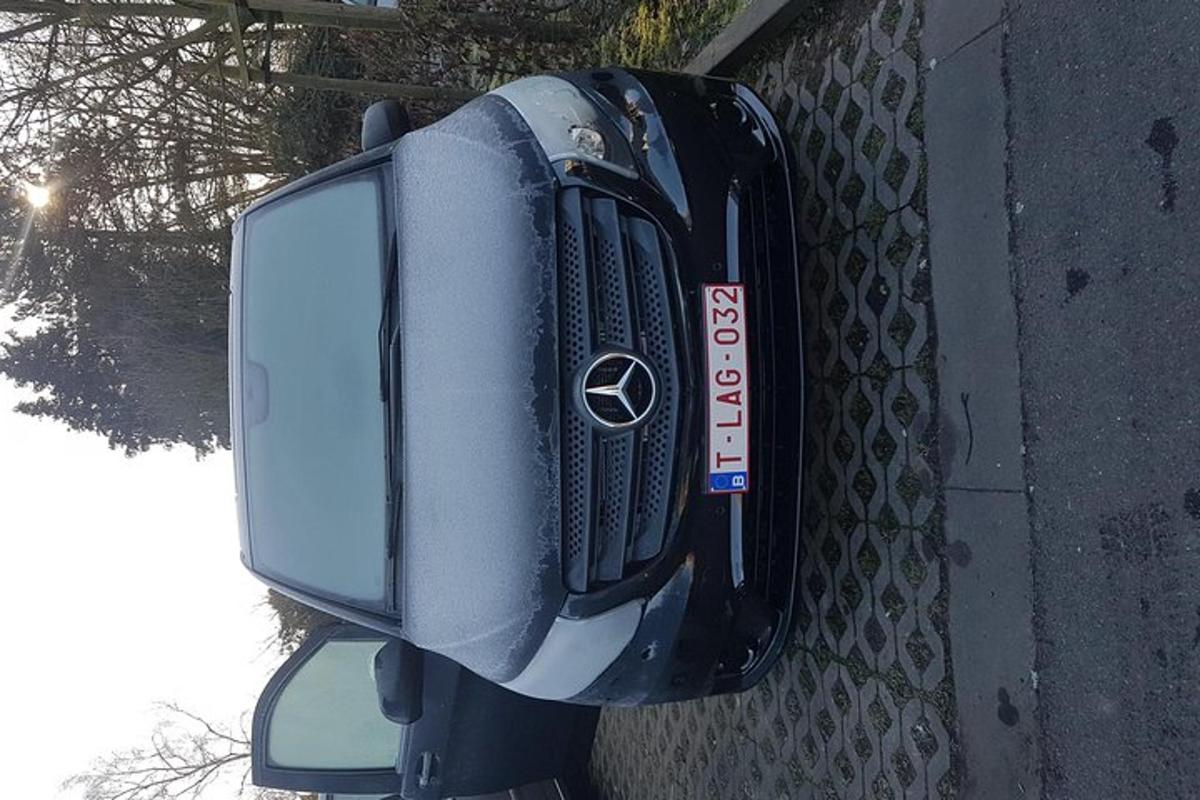 seinale pargitud auto tahavaatepeegel