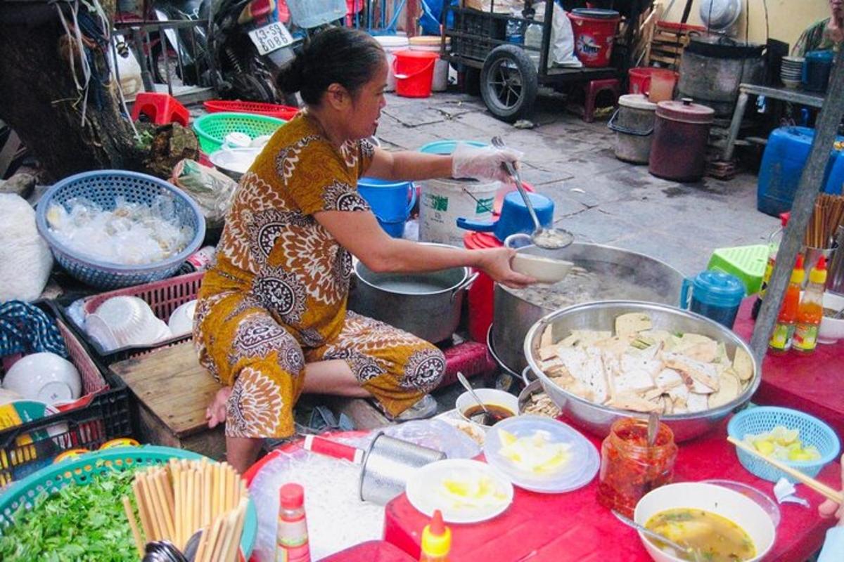 seorang wanita sedang memasak makanan dalam periuk
