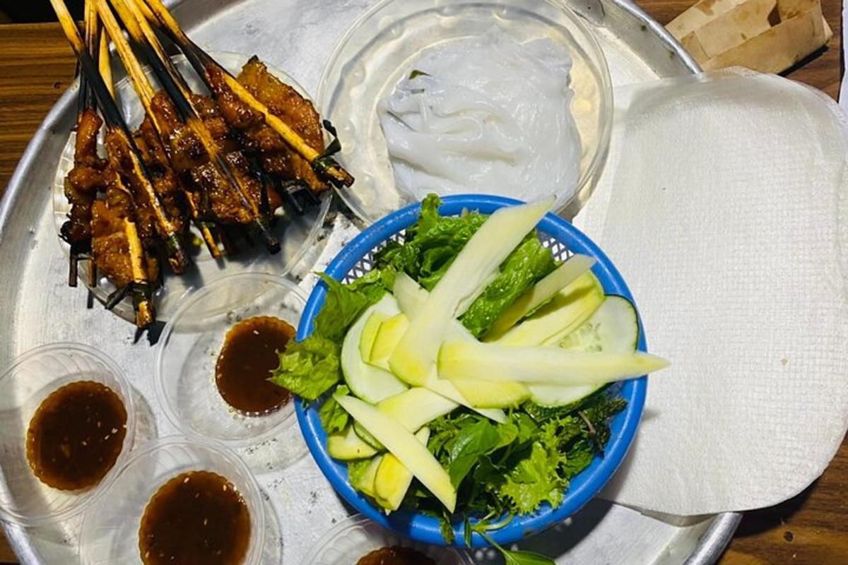 一盘食物和一碗蔬菜和肉