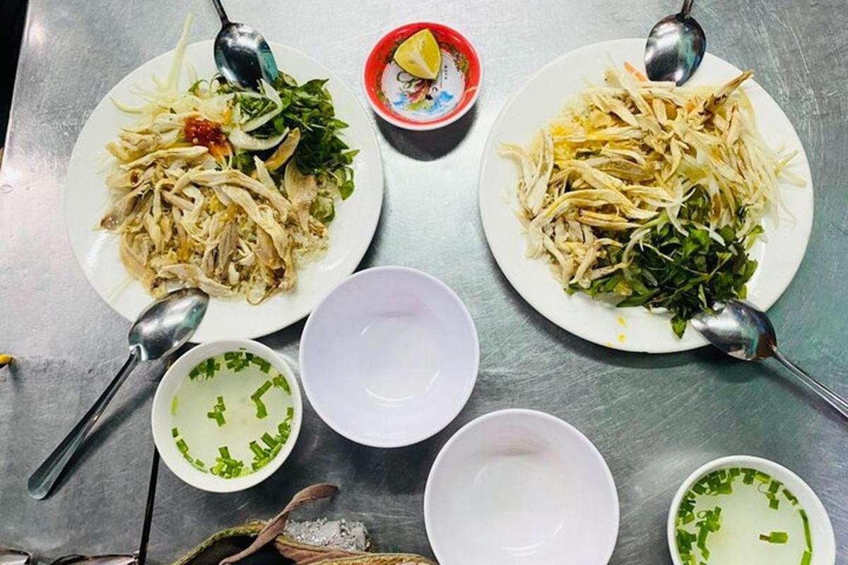 tiga pinggan putih makanan di atas meja dengan sudu
