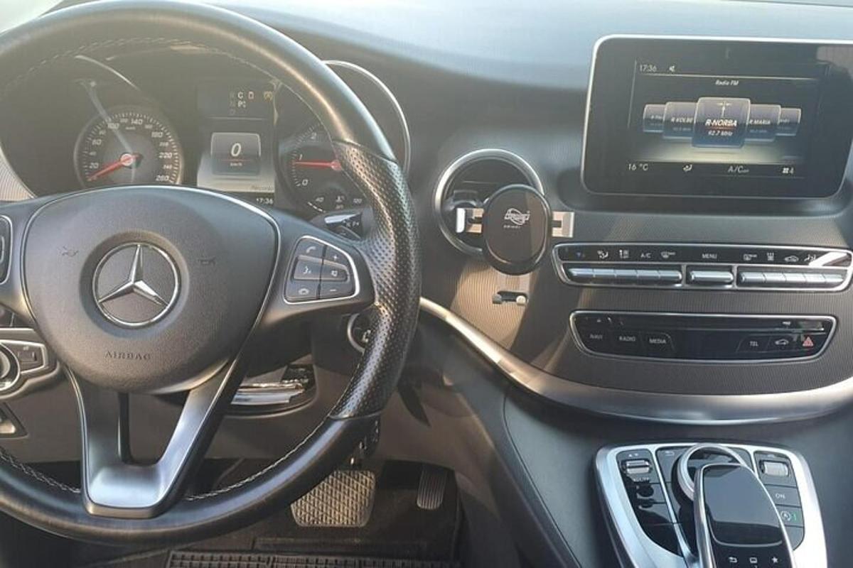 una vista del cruscotto di un'auto Mercedes Benz