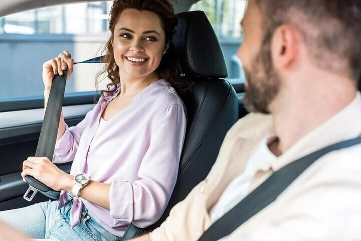una donna seduta in macchina con un uomo