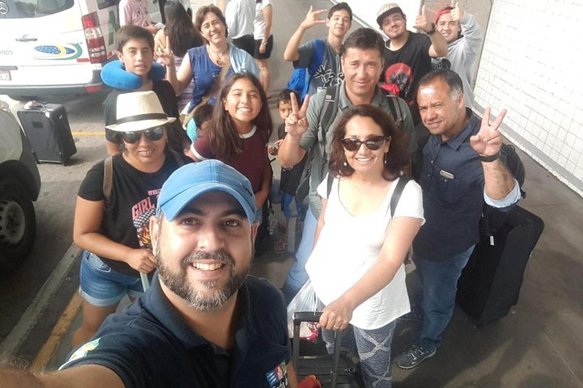sekelompok orang berpose untuk foto
