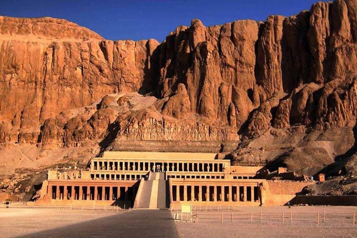 ein Gebäude vor einem felsigen Berg