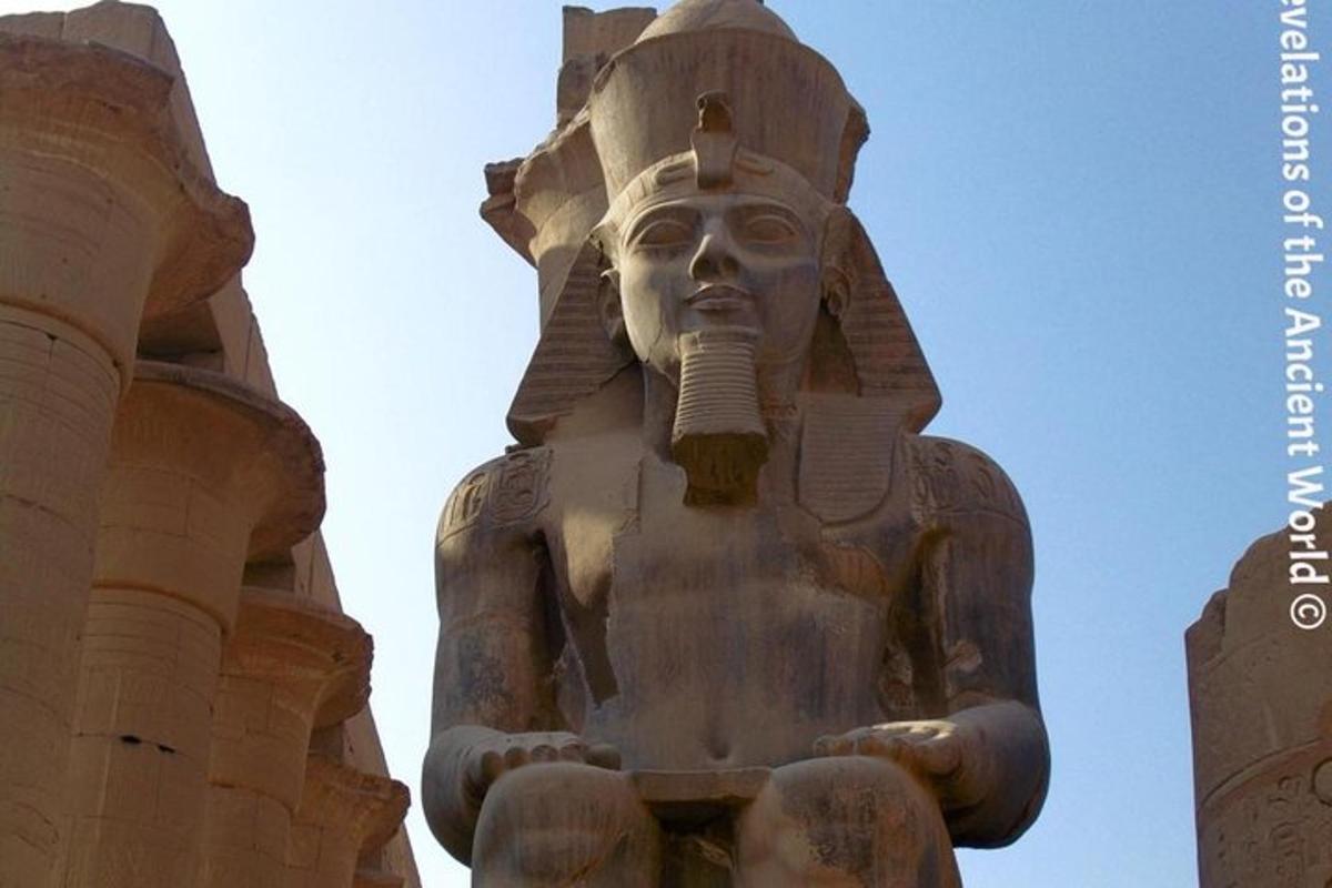 eine große Statue von Anubis, die neben einem Gebäude steht